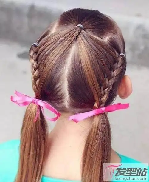给小女孩扎头发-图片大观-奇异网