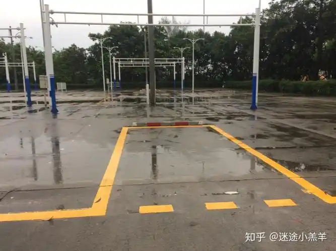 这个就是b场倒车入库的区域,跟平时驾校训练的差不多