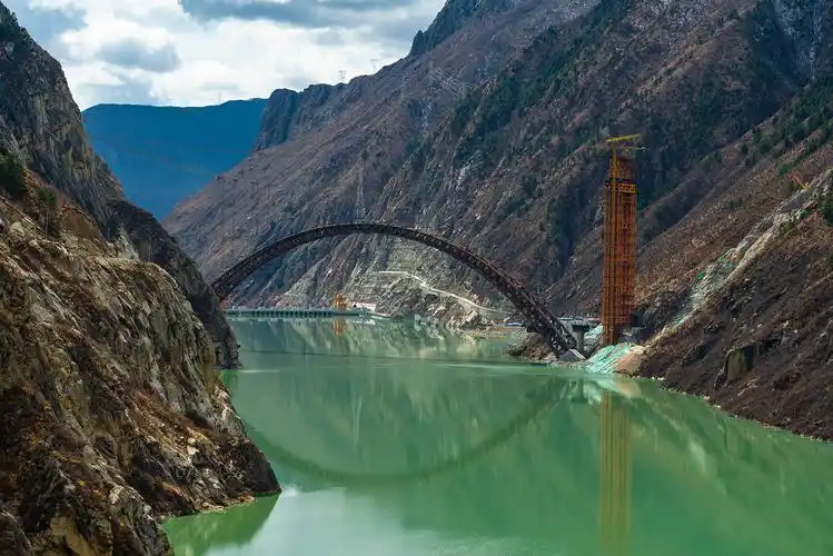 路过藏木水库,雅鲁藏布江流域水库之一.