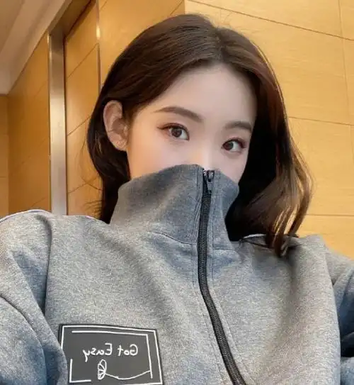 张艺凡终于不是黑长直了,网上晒自拍秀新发色,美出了新高度