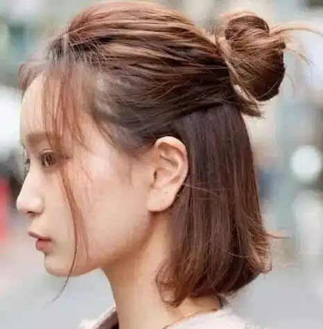 半扎半盘的女生半丸子头发型,可以说是四季皆宜的一款女生发型,发尾
