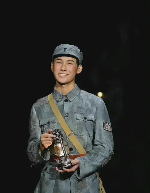 张真源晒铁流东进彩排照##张真源演的新四军小柴火