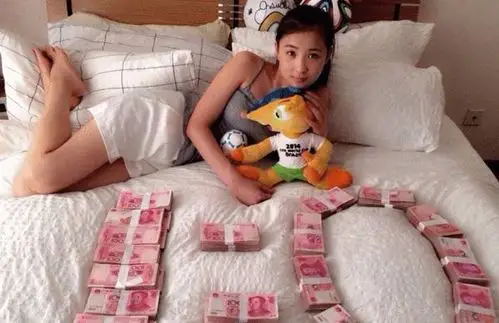 美女球迷用钱摆出1:0的造型