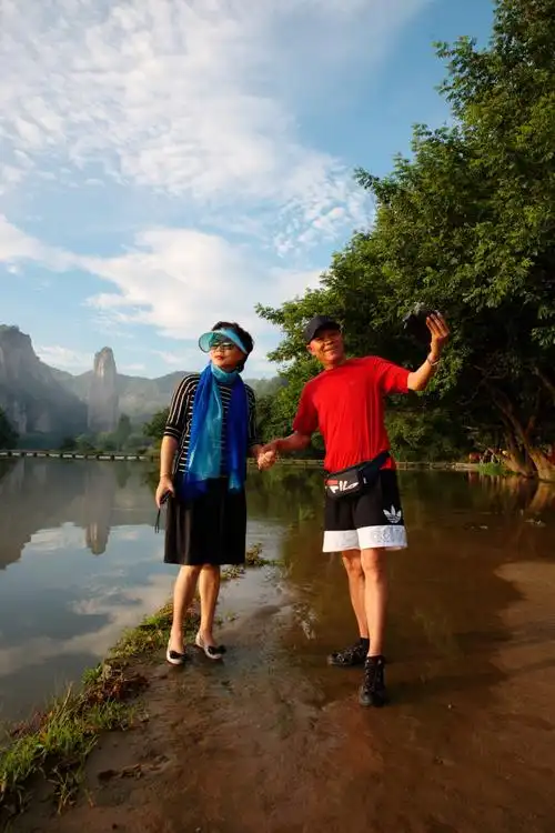 这对恩爱的夫妻是不是像热恋中的少男少女呢