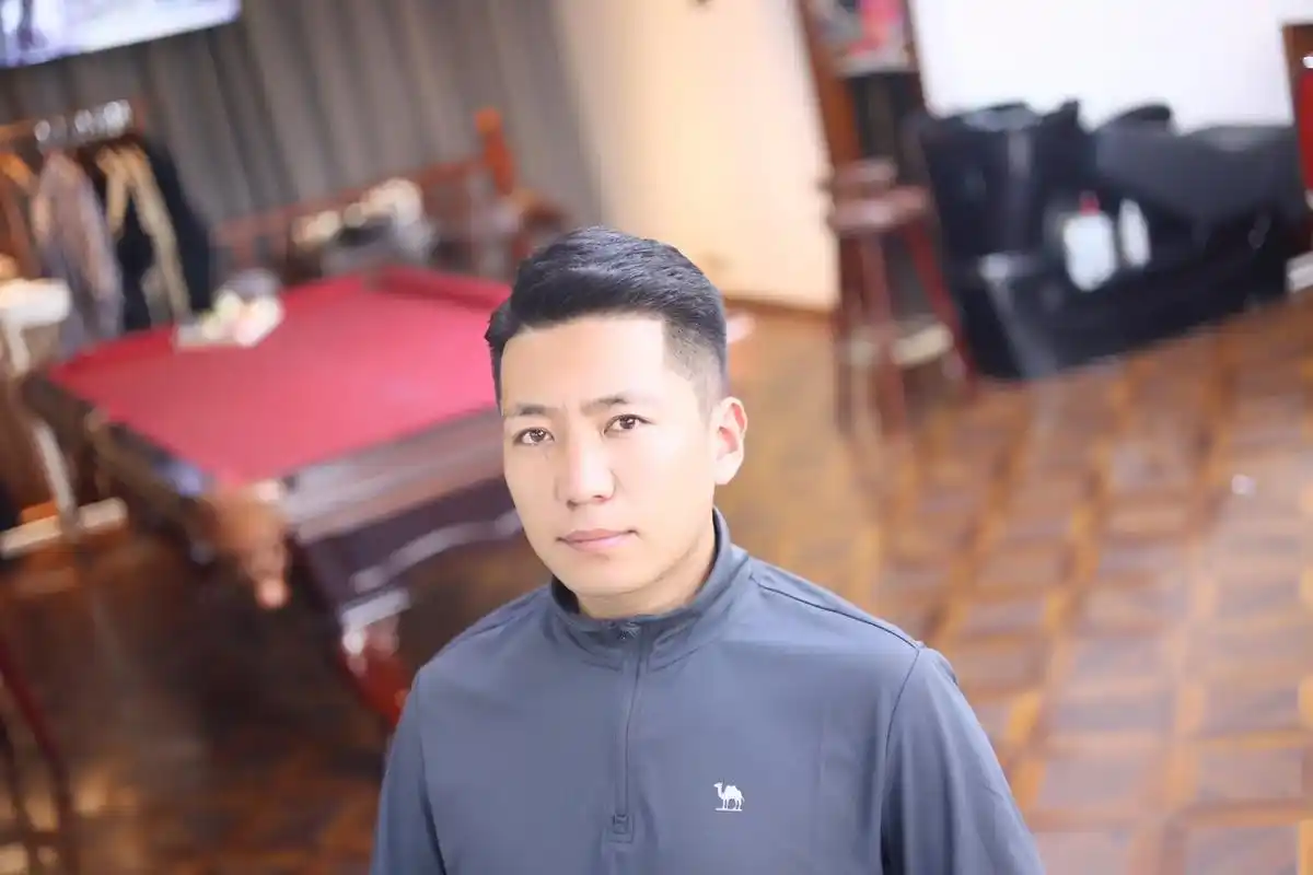 港式背头是一种经典的男士发型,具有复古,时尚的特点 1. 适合脸型