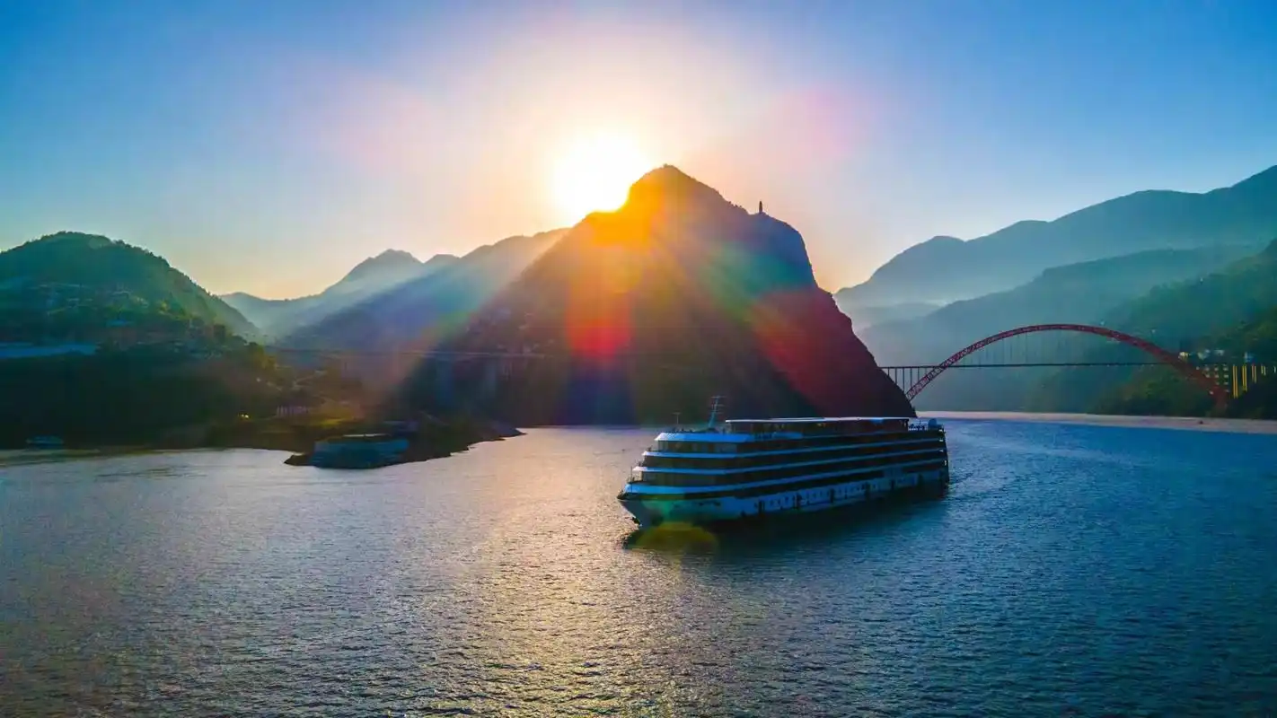 重庆市巫山县巫峡上空,晨曦初露.摄影:易登山