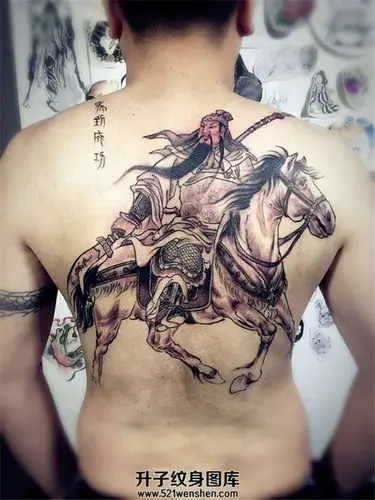 男性背部关公纹身