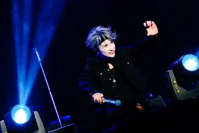 丢下来两个95…(图片无水印的饭桶图  请自取)#薛之谦扔戒指