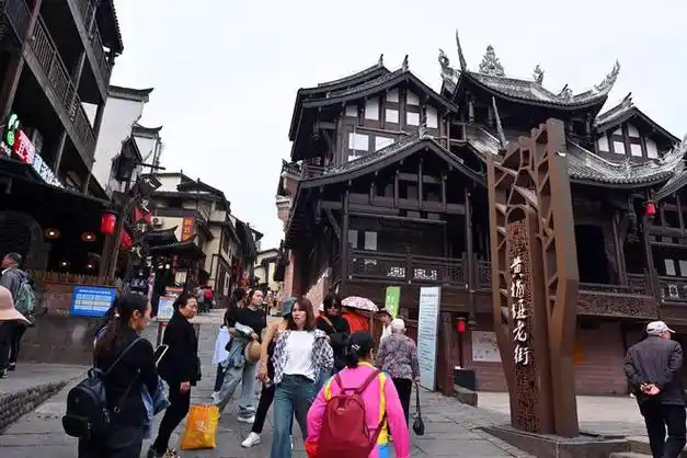 重庆黄桷垭老街游人如织