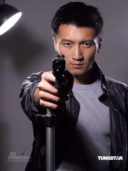 图文谢霆锋证人剧照曝光帅气举枪