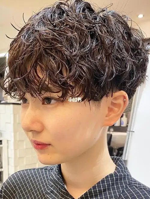 短发也是可以烫的,烫发用正反s形卷呈现蓬松凌乱卷,烫完也不用打理