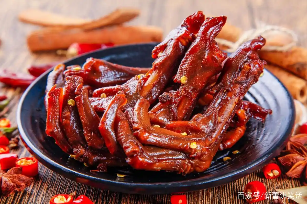 自制香辣鸭掌,鲜香麻辣,好吃不厌!