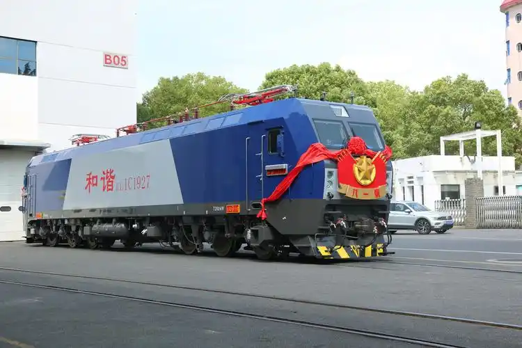 阔别31年八一号电力机车鸣响新时代汽笛