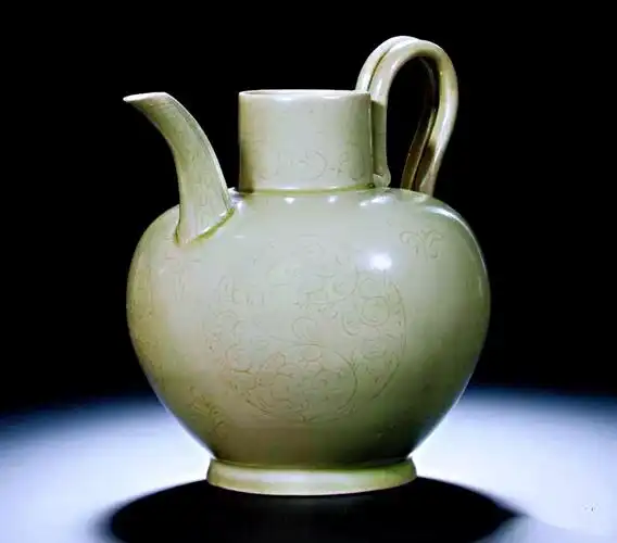 越窑青釉刻团花纹执壶