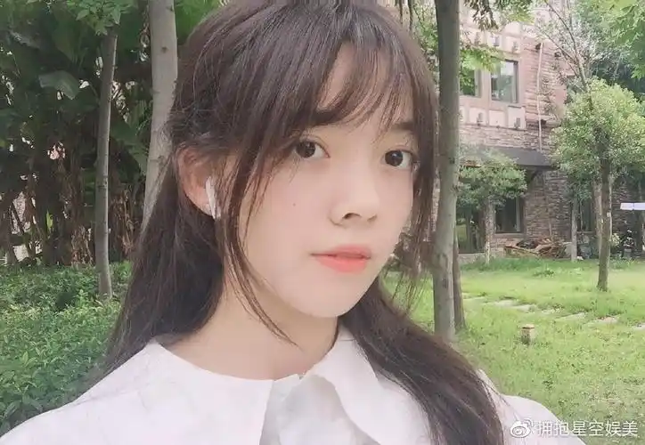 巴啦啦小魔仙的凌美雪长大了如今15岁身高175证件照好美