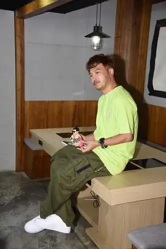 组图:kid林柏升穿绿t恤双手比心 自称将回归《综艺玩很大》