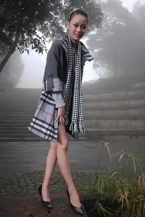 黑丝美腿美女在公园野外暴露自拍