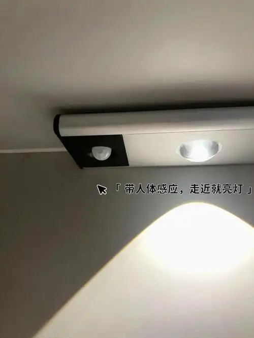 为了解决这个问题,也为了开灯时不弄脏开关,这位阿姨选择使用了充电式