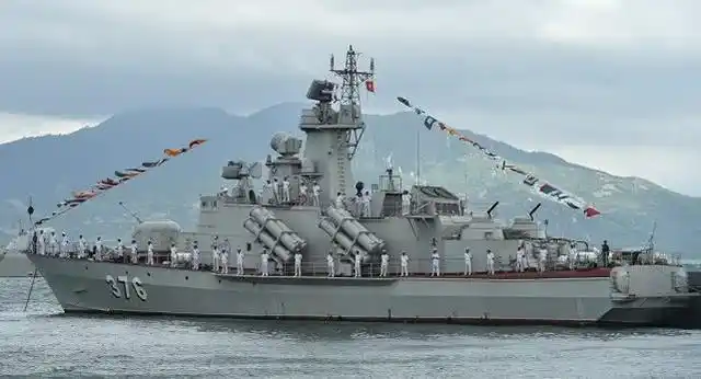 从线型来看"闪电级"导弹艇,更像是一艘轻型护卫舰;376号艇为俄罗斯