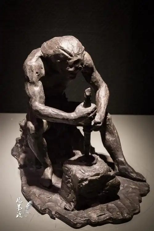 在  内拍的原始人雕塑.突然觉得人类进化本身就是一种"疯狂".