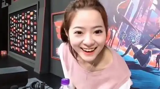 只是"装饰品"?kris穿大号"西装"解说,一旁傻笑太可爱