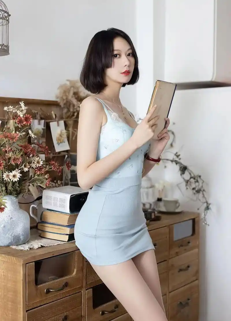 模特付艺轩写真分享,浅蓝色吊带裙搭配诱人原色丝袜,衬托出凹凸毕现的