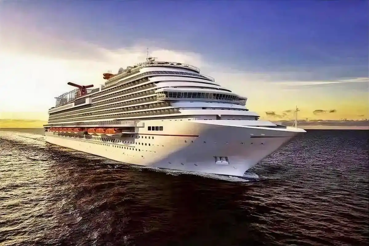 首艘国产大型邮轮"爱达·魔都号"在上海外高桥造船厂完成坞内系列试验