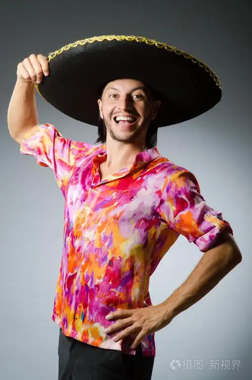 年轻的墨西哥男子戴着宽边帽