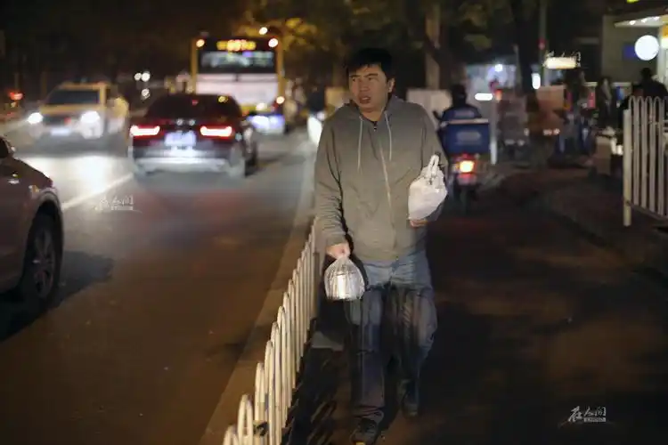 家有癌童四处奔波艰难生活