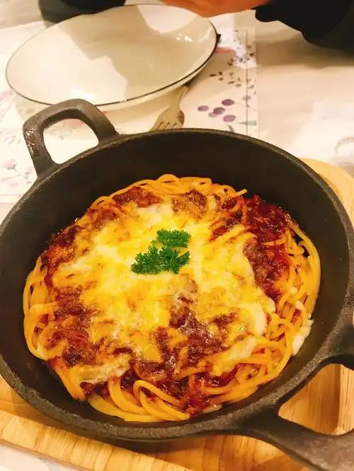 意面的硬度刚刚好 芝士香滑,结合用量扎实的肉酱 入口稍微有些酸酸的