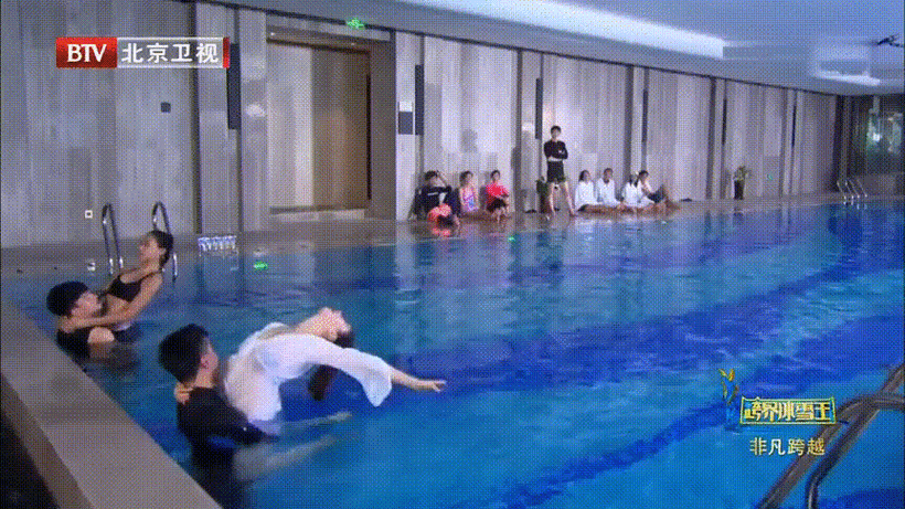 左小青真敢-《跨界冰雪王》泳池大秀好身材,画面太香艳!