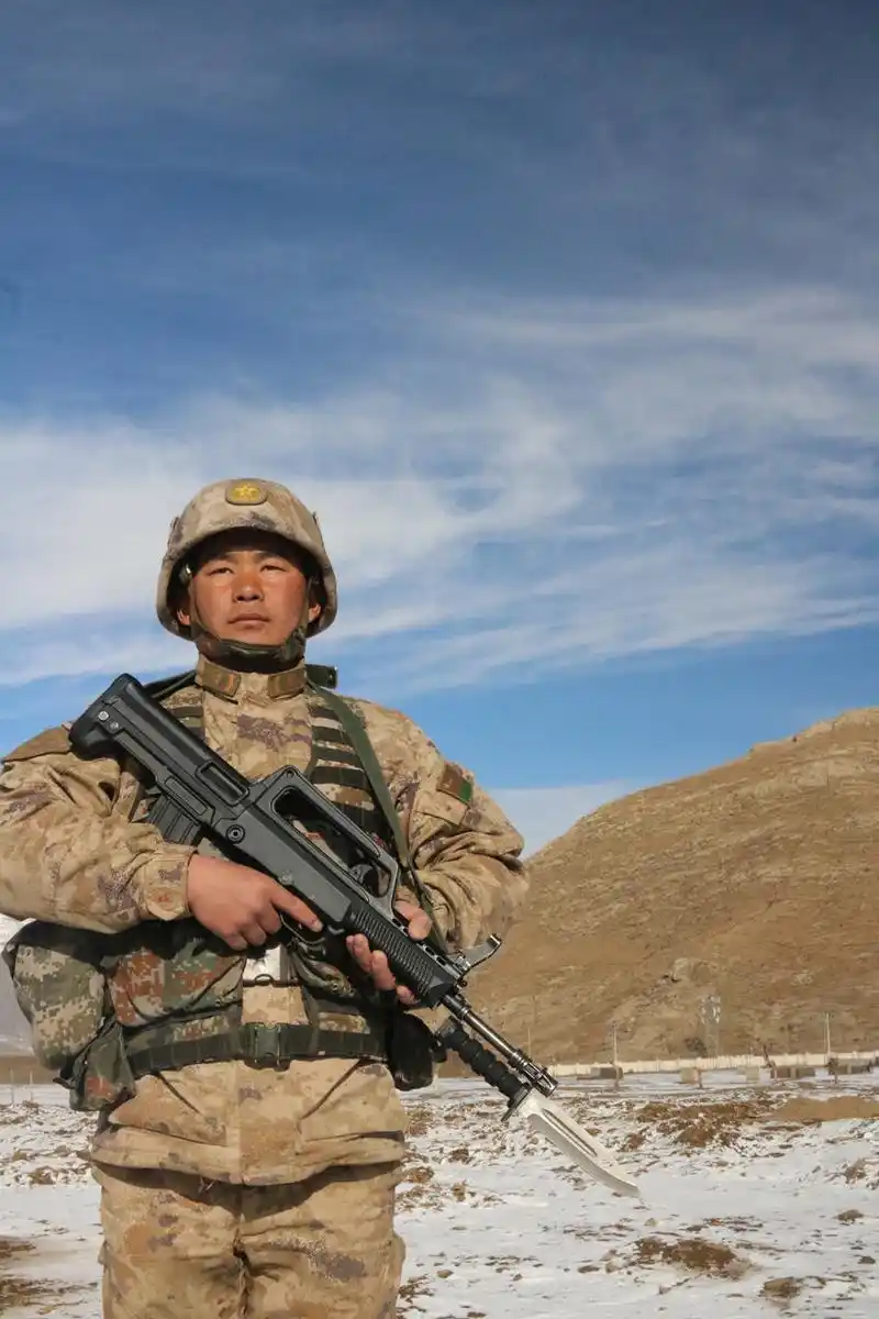 杨爱理在站岗执勤.陆军第77集团军某旅供图