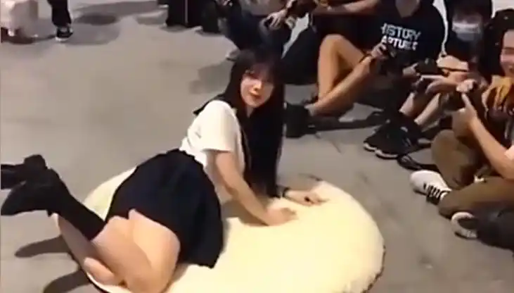 漫展再刷新高度,女大学生真空上阵,撩裙让男友拍