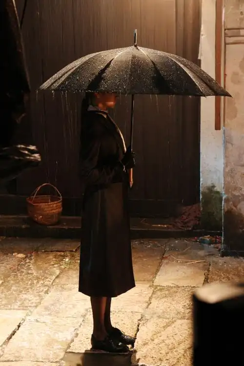 关晓彤撑伞有那味儿了##关晓彤左双桃