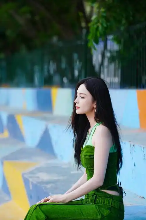 组图:古力娜扎多巴胺造型清新元气 双手比耶露甜美笑容_高清图集_新浪