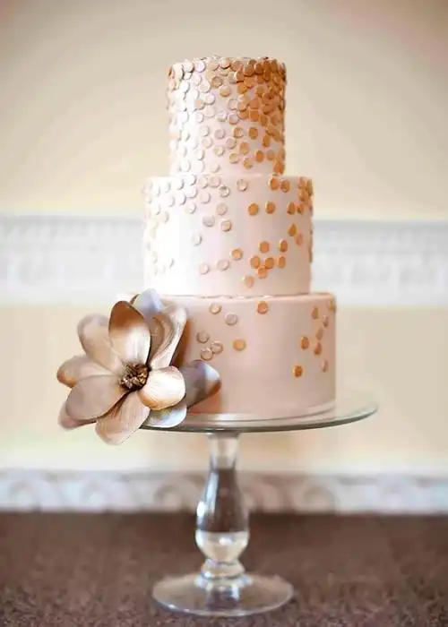 金色波点元素的婚礼翻糖蛋糕