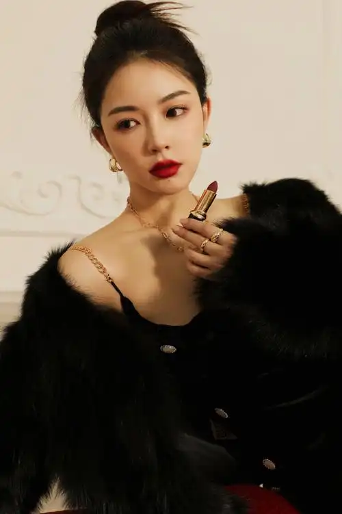 96贵气冷艳 | 浓郁红唇看到狂飙大嫂在分享自己剧中的妆容时,她表示