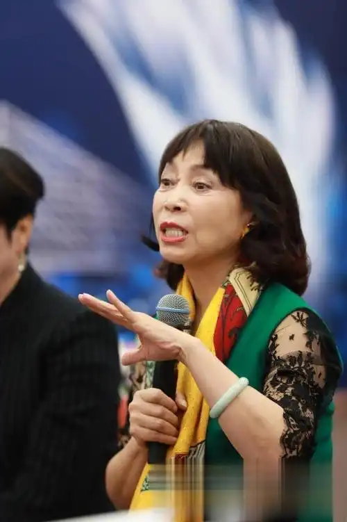 刘永好之妻李巍演讲:慈善并不是有钱人的专利