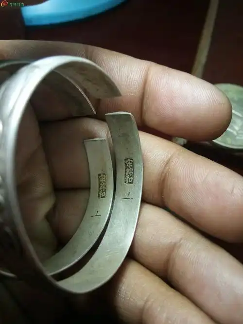 清代儿童苏工纹银手镯带款一副