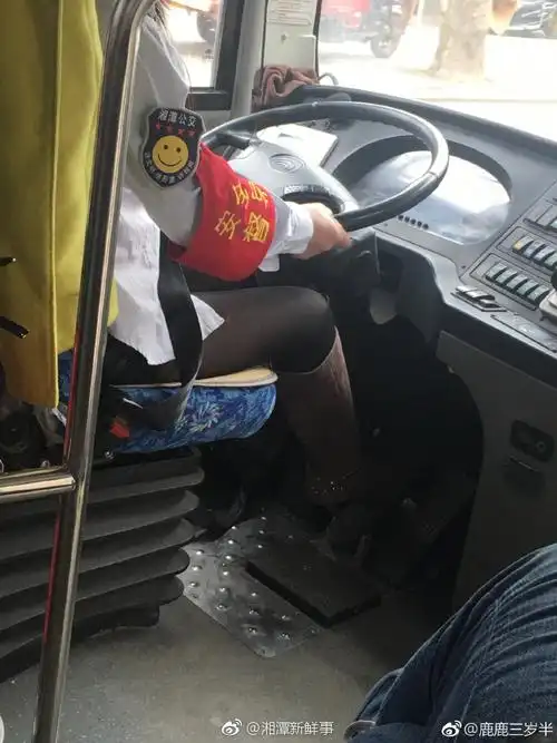 湘潭一女公交车司机穿高跟鞋开车
