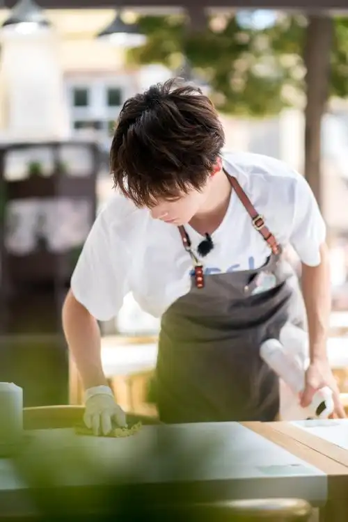 王俊凯《中餐厅2》收官帅气图片