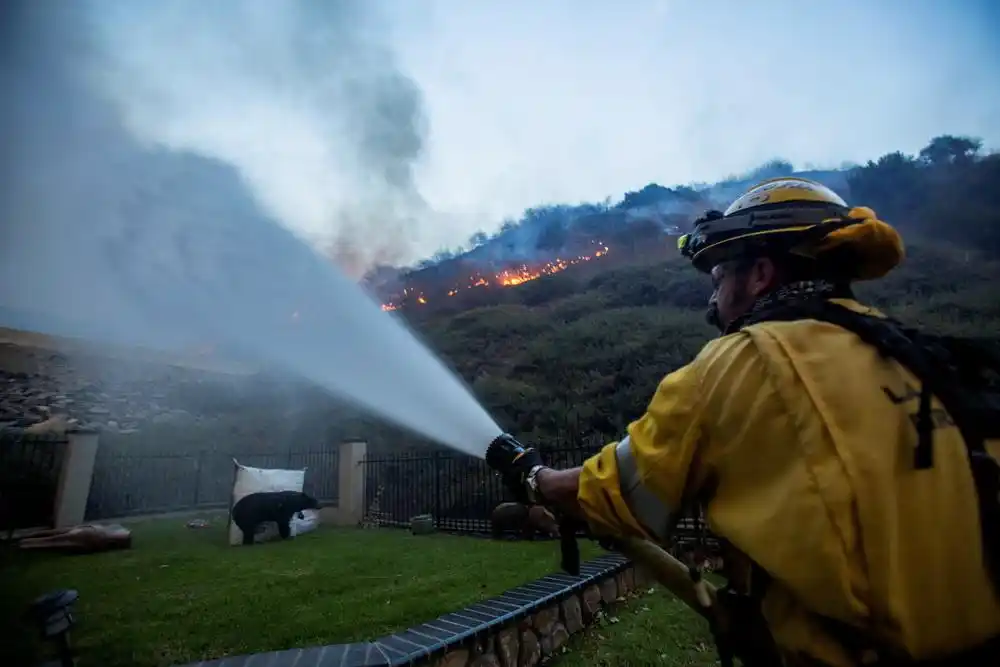 10月26日,消防员在美国加利福尼亚州约巴林达灭火.新华社/路透