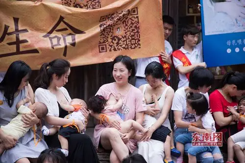福州百位辣妈街头哺乳快闪 倡导母乳喂养_福州新闻_福建频道_新闻中心