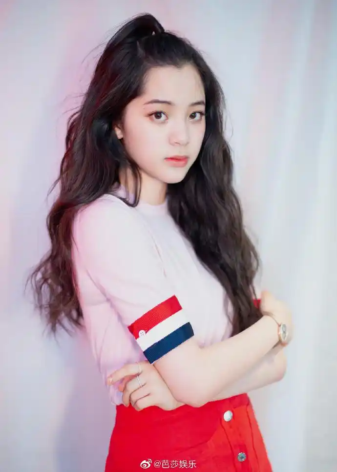 歐陽娜娜nana穿着粉色针织短袖搭配红色牛仔裙中央电视台五四晚会