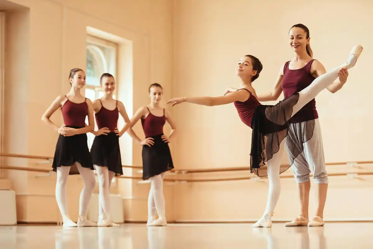 舞蹈专业需要具备较强的审美感觉和创造性思维,有从事本专业教学和