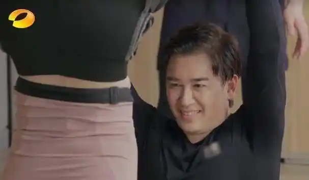 黄奕矜持点吧!约会2次带崔伟玩双人瑜伽,放话女儿教育交给他了