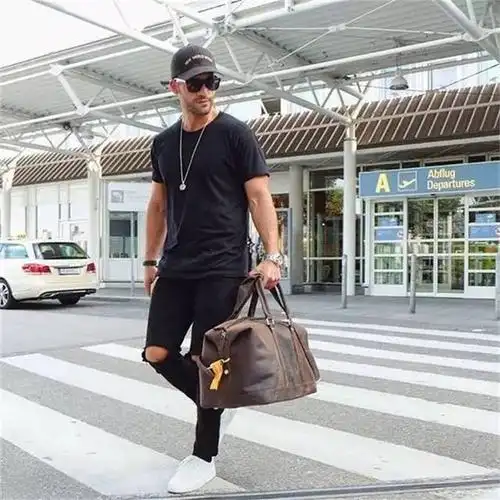 所以如果追求帽子戴法的多样性的男生 现在是不是觉得原来棒球帽也有