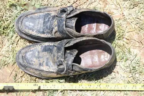 衣着特征:上身无衣物,下身外着黑色料裤,内穿黑灰色秋裤,脚穿黑色方头