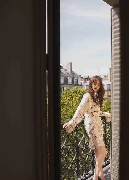 戚薇身着kenzocarolinedaur印花其实还蛮考验气质的,大片印花尤其挑人