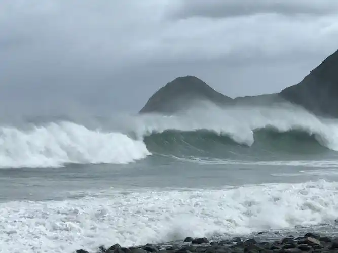 层层巨浪翻滚着冲向岸边 海风席巻着深海的呐喊 雄狮一样呼啸而来
